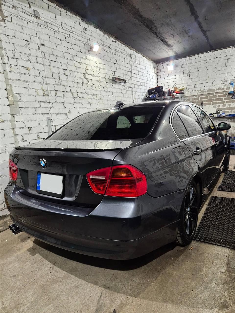 Poliruotas BMW 3 serijos sedanas studijoje