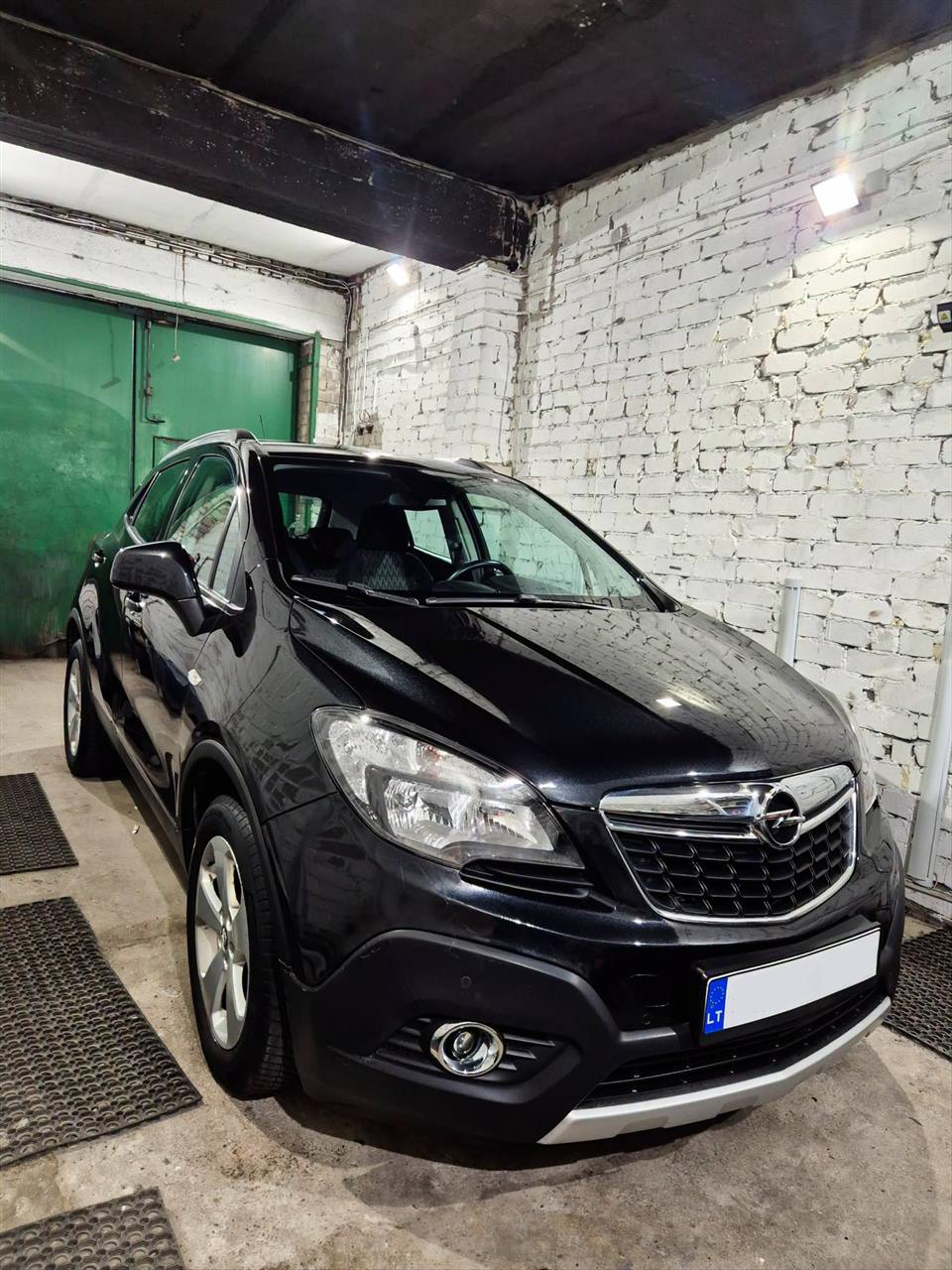 Juodas Opel Mokka po vaškavimo